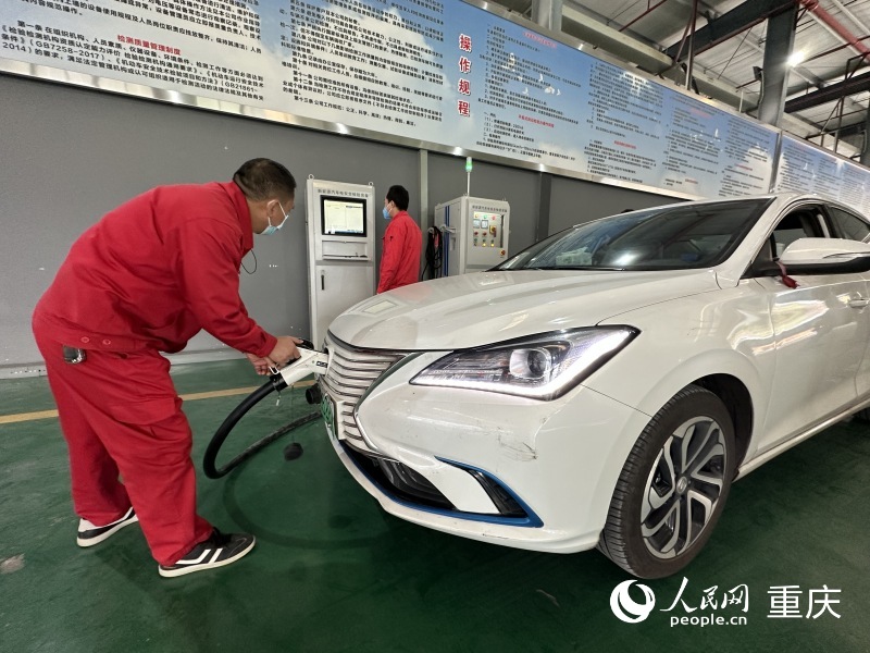 檢測(cè)站工作人員對(duì)新能源汽車進(jìn)行檢測(cè)。人民網(wǎng) 劉政寧攝