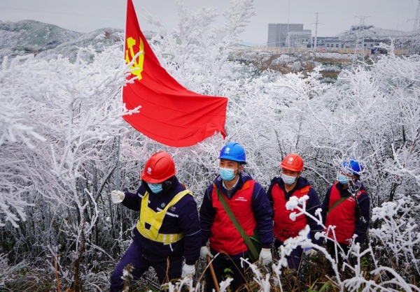 國(guó)家電網(wǎng)（武隆運(yùn)檢）紅巖共產(chǎn)黨員服務(wù)隊(duì)隊(duì)員冒著嚴(yán)寒特巡110千伏四黎線。文藝瑾攝