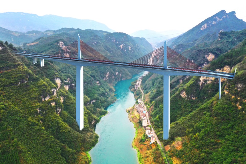 12月7日，渝湘復(fù)線高速磨寨烏江特大橋3號(hào)主墩封頂。