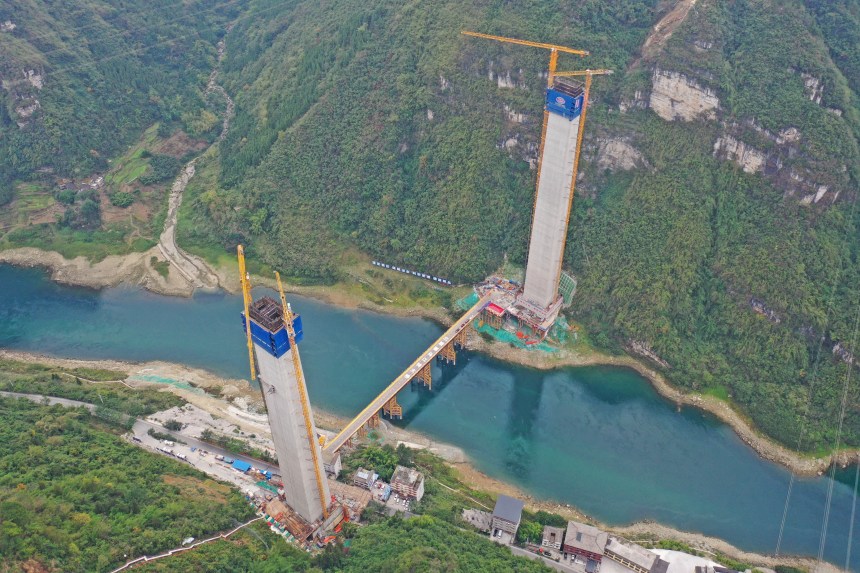   12月7日，渝湘復(fù)線高速磨寨烏江特大橋3號(hào)主墩封頂。