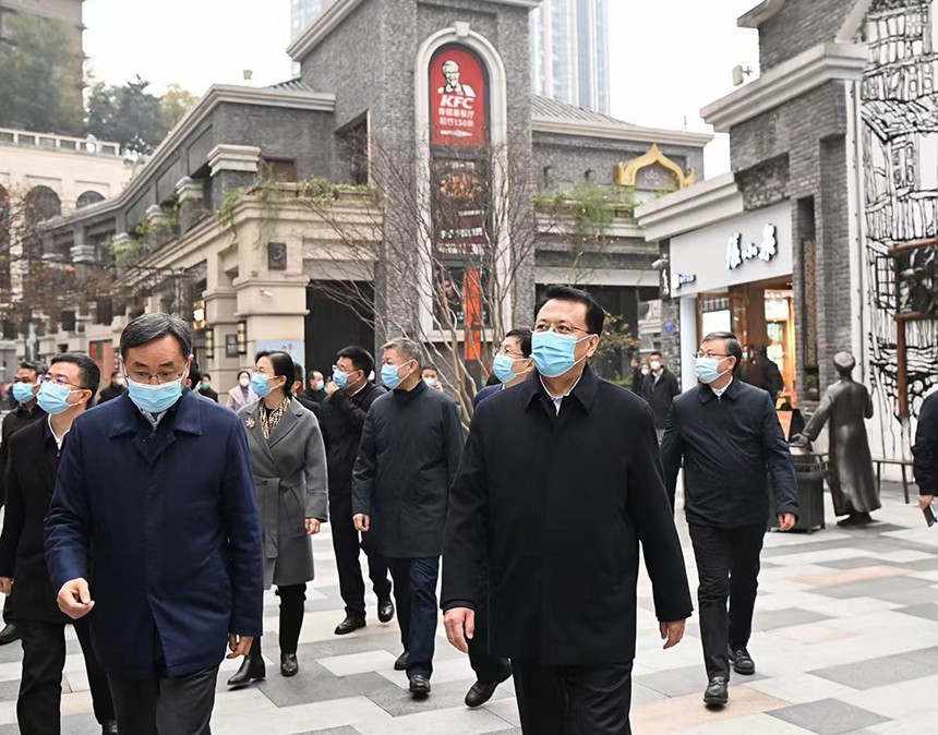 12月12日下午，在南岸區(qū)彈子石老街，市委書記袁家軍沿街而行，實地考察街巷風貌。記者 蘇思 攝/視覺重慶
