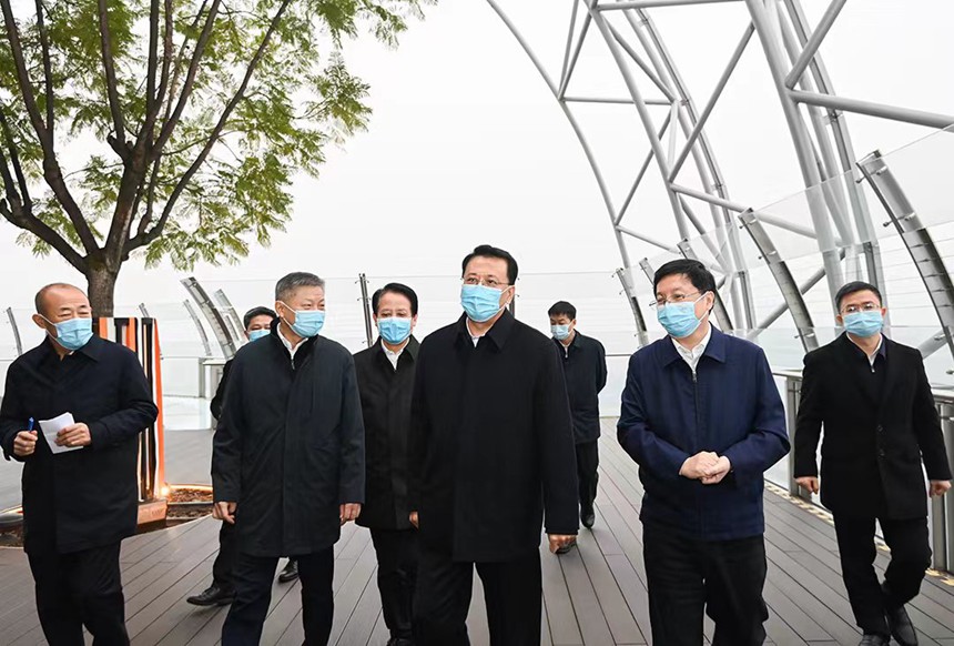 12月12日下午，在來福士廣場頂層，市委書記袁家軍聽取朝天門片區(qū)改造工程等情況介紹。記者 蘇思 攝/視覺重慶