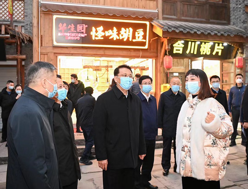 12月12日下午，在渝中區(qū)十八梯，市委書記袁家軍實地考察街巷風貌，并同商戶交流。記者 蘇思 攝/視覺重慶
