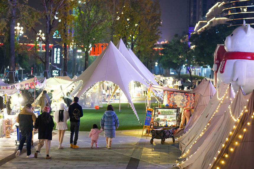 霓虹點(diǎn)綴中的集市，游客絡(luò)繹不絕。郭旭攝