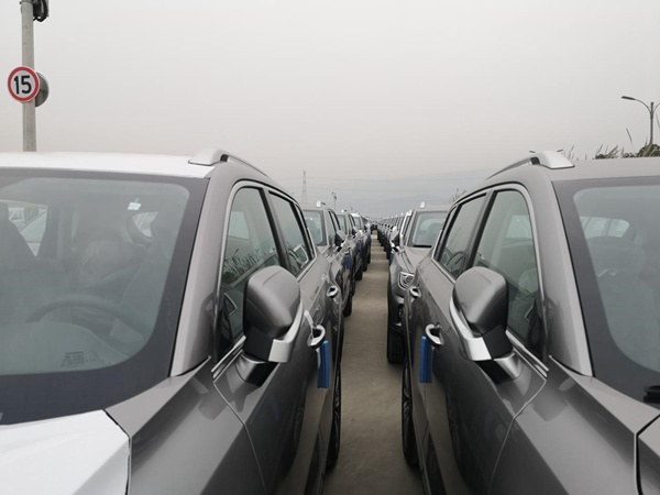 正在等待發(fā)運(yùn)的出口整車(chē)。重慶港海關(guān)供圖