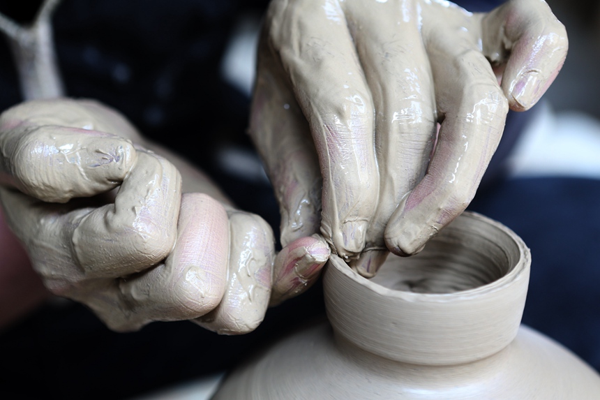 土陶技藝大師劉沛良在制作陶坯。楊敏攝