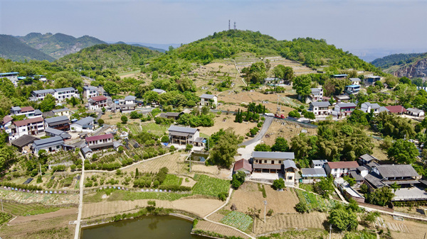 北碚區(qū)龍鳳橋街道槽上片區(qū)已完成農(nóng)村人居環(huán)境整治的鄉(xiāng)村面貌。向金城攝