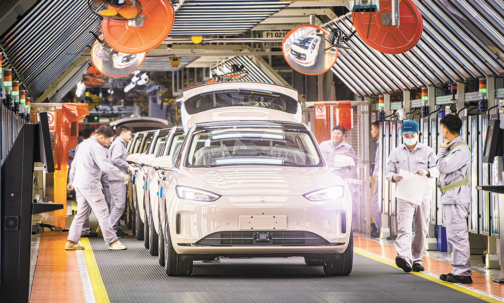 位于兩江新區(qū)魚復(fù)新城的賽力斯汽車兩江智慧工廠總裝車間，工作人員在最終線對新能源汽車進行外觀、內(nèi)飾等檢查。（攝于10月29日）記者 張錦輝 攝/視覺重慶