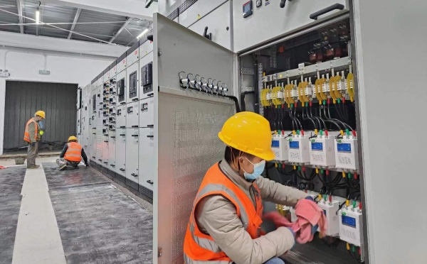 工人在項(xiàng)目現(xiàn)場抓緊施工。中建三局三公司安裝分公司供圖