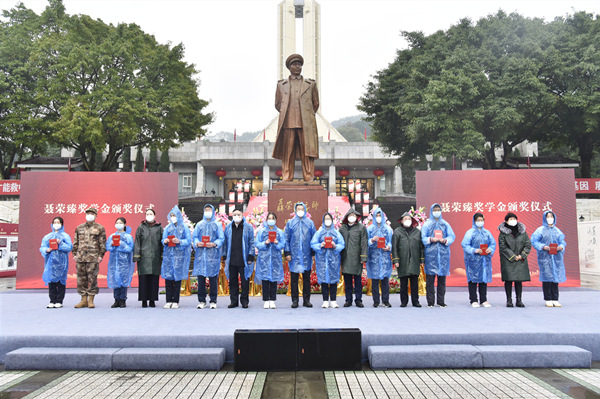 重慶聶榮臻研究會為江津中學(xué)的10名獲獎學(xué)生代表頒發(fā)了聶榮臻獎學(xué)金和證書。江津區(qū)委宣傳部供圖