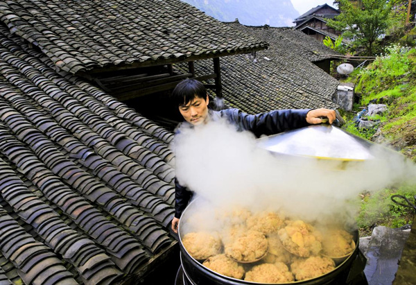 龔灘古鎮(zhèn)居民正在蒸燒白。酉陽旅投供圖