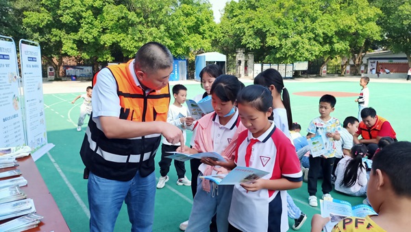 《地災防治科普進校園》。9月30日，由川東南地質大隊主辦的“地災科普進萬家，防災減災靠大家”科普宣傳活動在合川區(qū)育才小學舉行。孫煜攝
