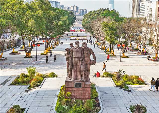 12月30日，渝中區(qū)賀龍廣場(chǎng)。