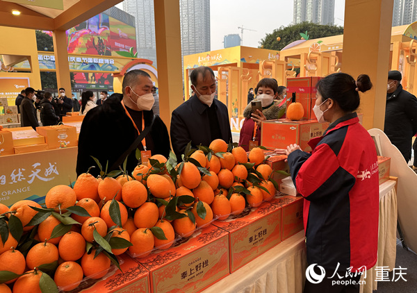 市民在觀音橋商圈展示推介區(qū)選購臍橙。人民網(wǎng) 劉政寧攝