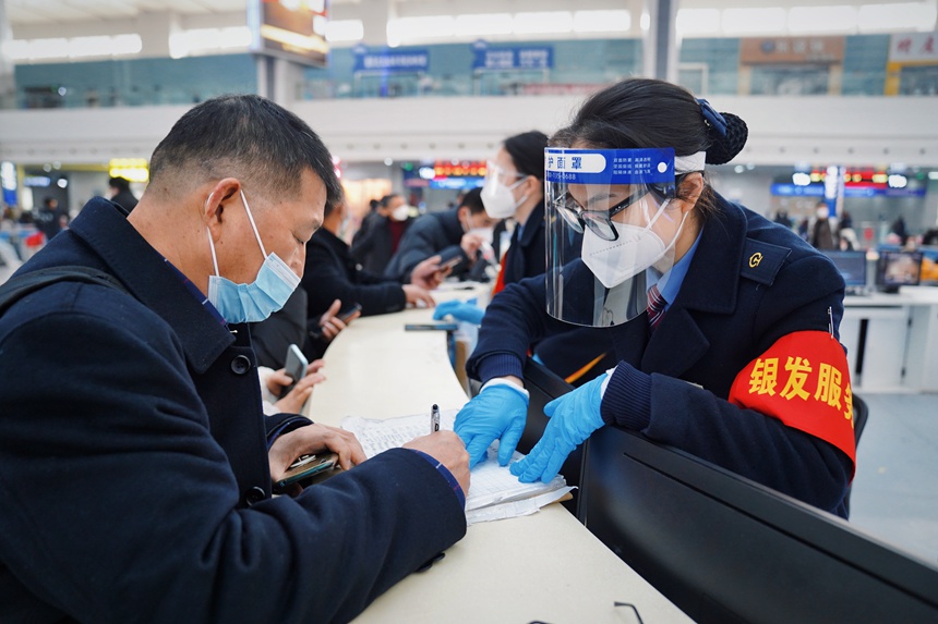 重慶北站“銀發(fā)服務(wù)隊”成員正在幫助旅客。汪亮攝