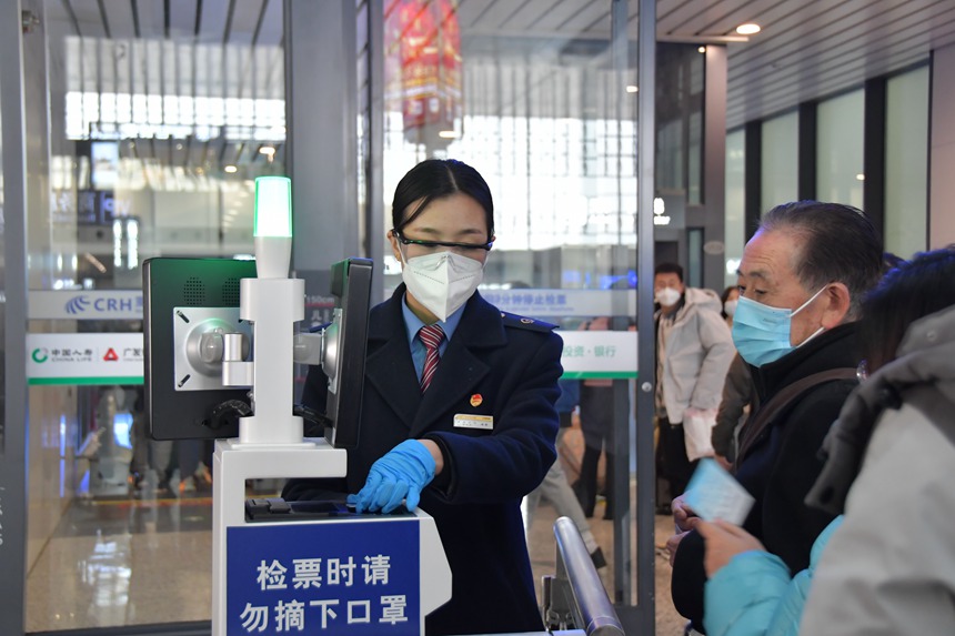 重慶西站工作人員為旅客查驗(yàn)車票信息。魏偉攝