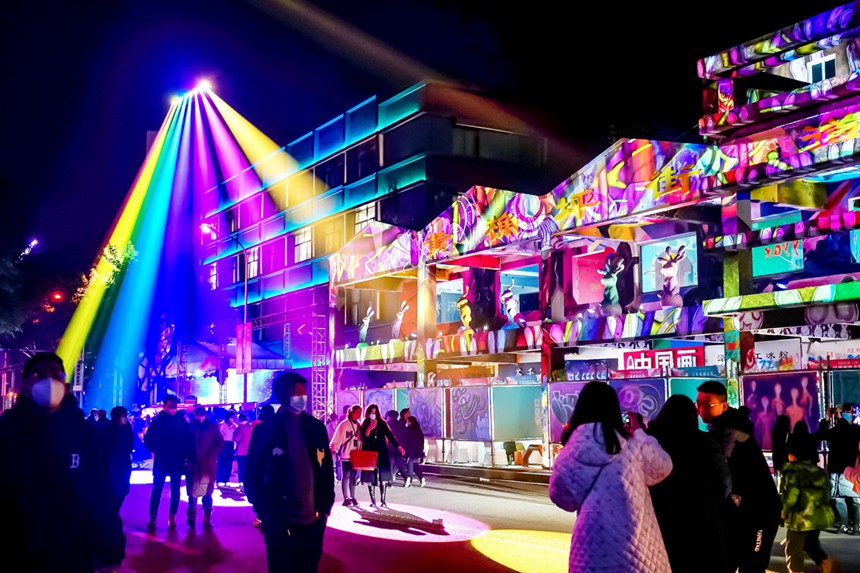 重慶首屆國際光影藝術(shù)節(jié)吸引眾多市民前來觀看。鄒樂攝
