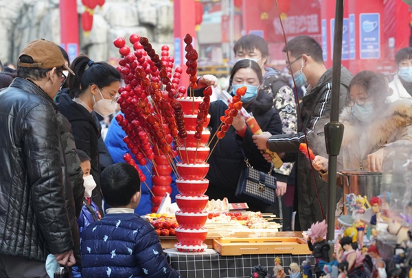 市民在置辦年貨。三峽廣場商圈管委會供圖