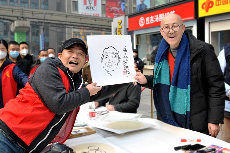                                           文化惠民進(jìn)基層 接地氣送祝福                            張祎 劉政寧 2023年01月12日                             1月11日，重慶市九龍坡區(qū)楊家坪步行街。一場(chǎng)特別的文化惠民活動(dòng)在此展開：書法寫春聯(lián)、漫畫畫肖像、剪紙藝術(shù)、文藝演出……在新春佳節(jié)即將來臨之際，為山城重慶增添了一份特別的歡樂。                【詳細(xì)】                           