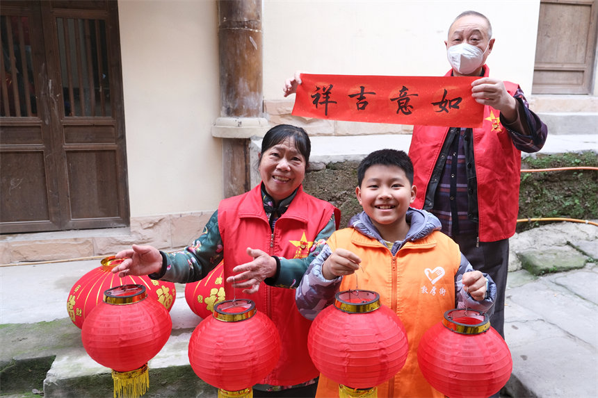 小朋友和家人為黃葛古道裝扮節(jié)日氛圍。郭旭攝