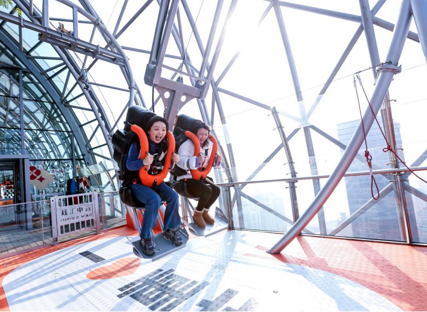 市民在體驗(yàn)“云中飛躍”項(xiàng)目。重慶來福士供圖