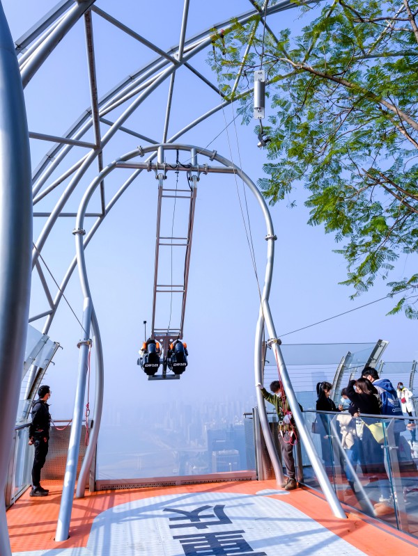市民在體驗“云中飛躍”項目。重慶來福士供圖