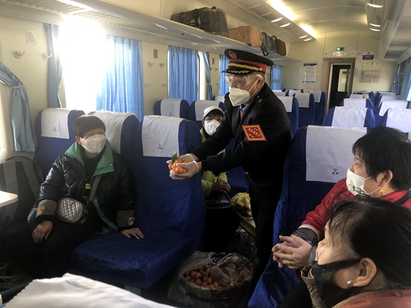 吳洪江在車內(nèi)給老鄉(xiāng)們推薦水果。張章攝