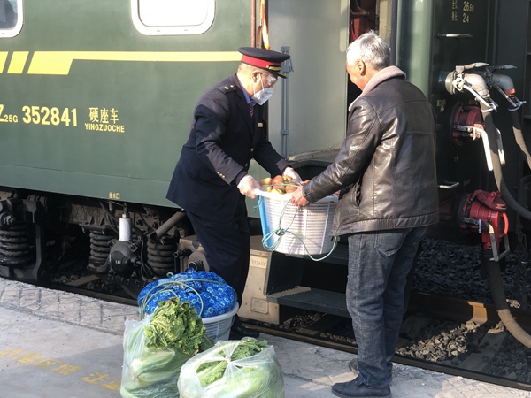 吳洪江幫上下車村民搭把手。張章攝
