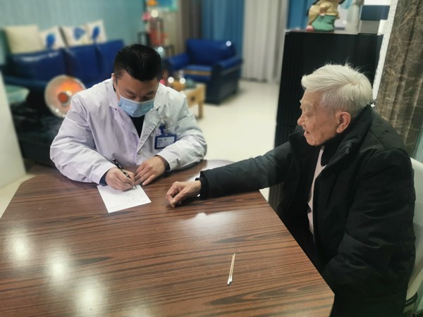 徐斌（左）正在了解龔爺爺用藥情況。姚於攝