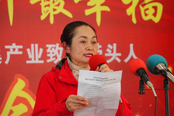 駐村第一書記曾霞介紹清水村2022年蠶桑產(chǎn)業(yè)基本情況。蔣永勁攝