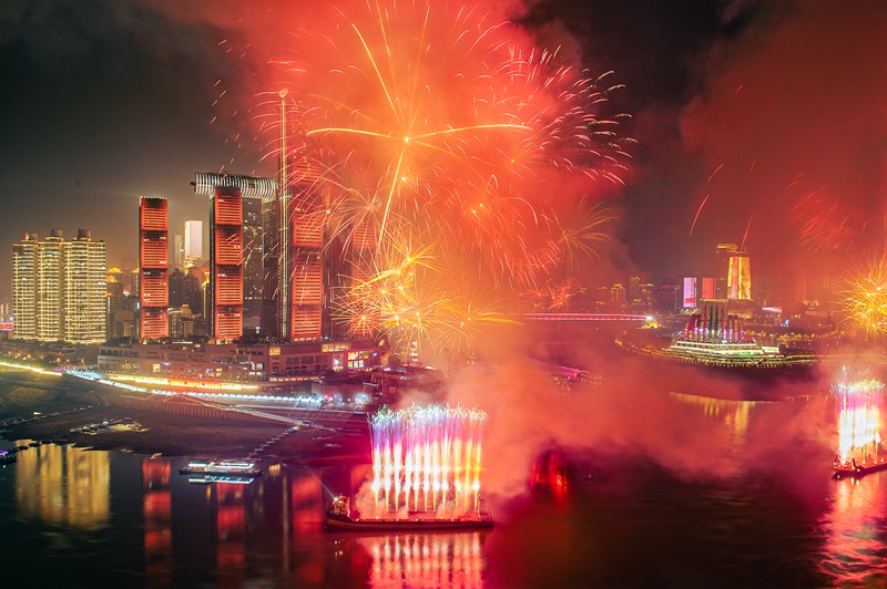 山城夜空在煙花的照耀下壯麗非凡。陳林攝