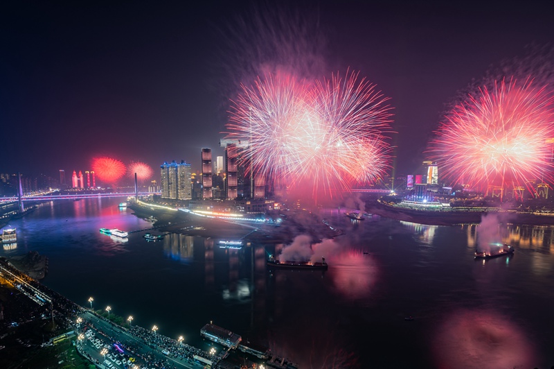 山城夜空在煙花的照耀下壯麗非凡。陳林?jǐn)z