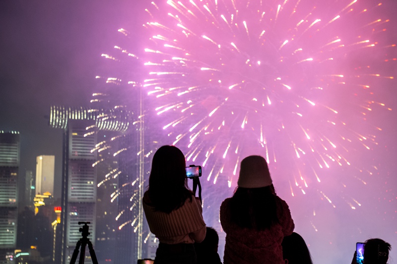 煙火在夜空中綻放。陳林攝