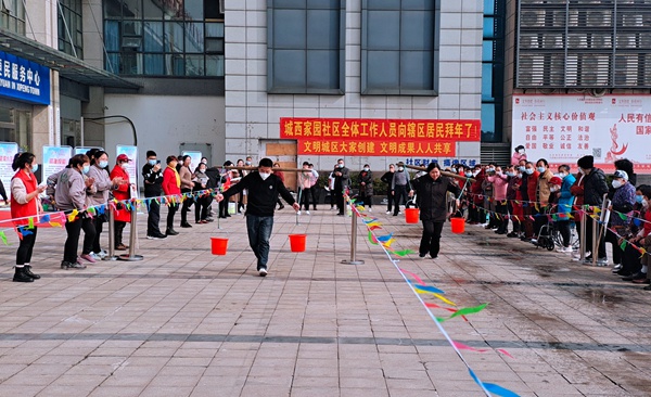城西家園公租房舉行全民健身運(yùn)動會。