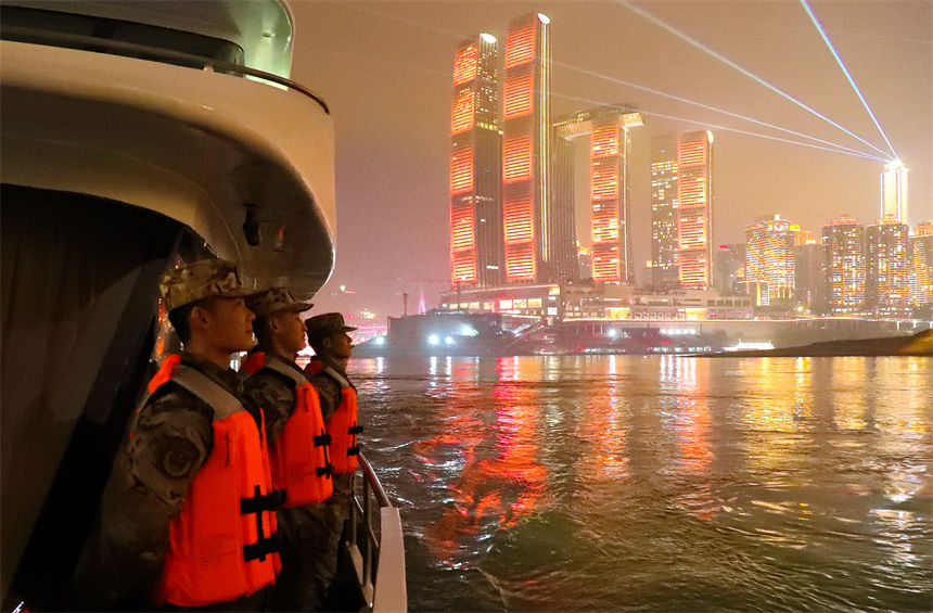2023年除夕夜，武警重慶總隊官兵在長江水域執(zhí)勤，守護(hù)人民群眾平安過節(jié)。徐優(yōu)攝