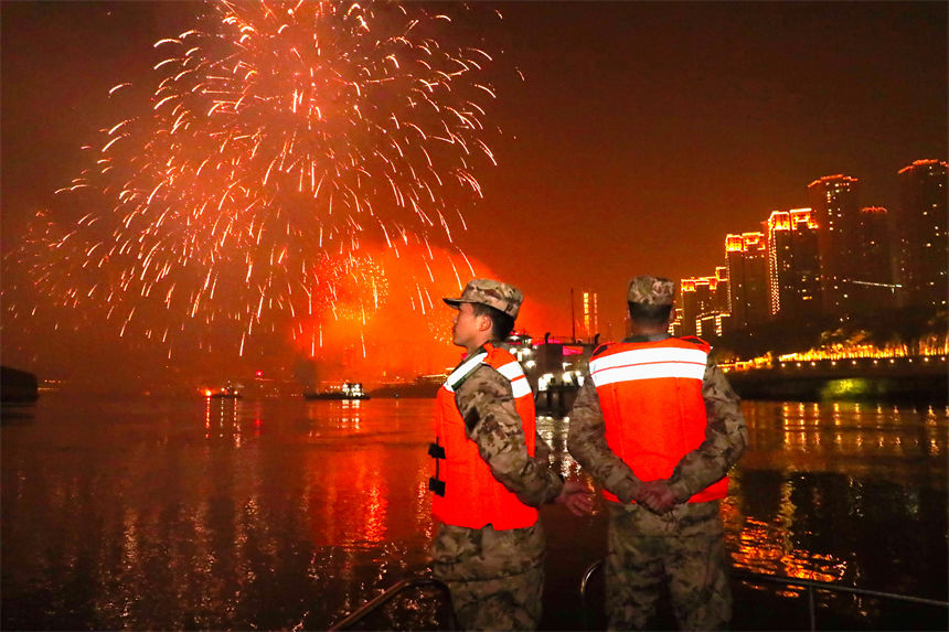 2023年除夕夜，武警重慶總隊官兵在長江水域執(zhí)勤，守護人民群眾平安過節(jié)。徐優(yōu)攝 