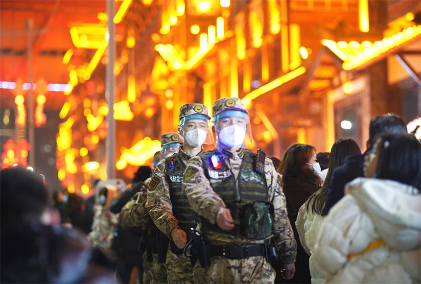 2023年除夕夜，武警重慶總隊官兵在重慶洪崖洞景區(qū)巡邏執(zhí)勤，守護人民群眾出行平安。劉洋攝