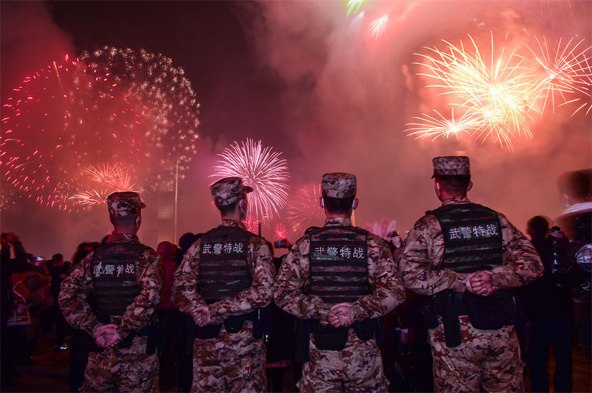2023年除夕夜，武警重慶總隊(duì)官兵在重慶長(zhǎng)嘉匯廣場(chǎng)執(zhí)勤，守護(hù)人民群眾平安過(guò)節(jié)。唐志勇攝 