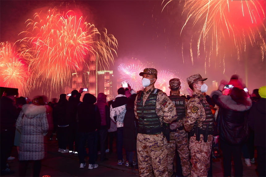 2023年除夕夜，武警重慶總隊(duì)官兵在重慶長(zhǎng)嘉匯廣場(chǎng)執(zhí)勤，守護(hù)人民群眾平安過(guò)節(jié)。唐志勇攝