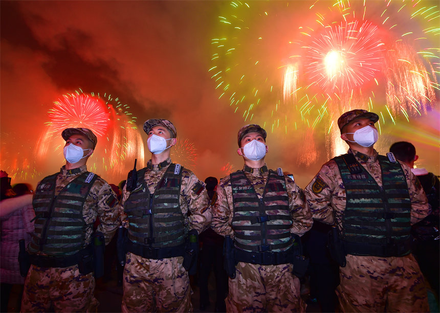 2023年除夕夜，武警重慶總隊(duì)官兵在重慶長嘉匯廣場執(zhí)勤，守護(hù)人民群眾平安過節(jié)。唐志勇攝