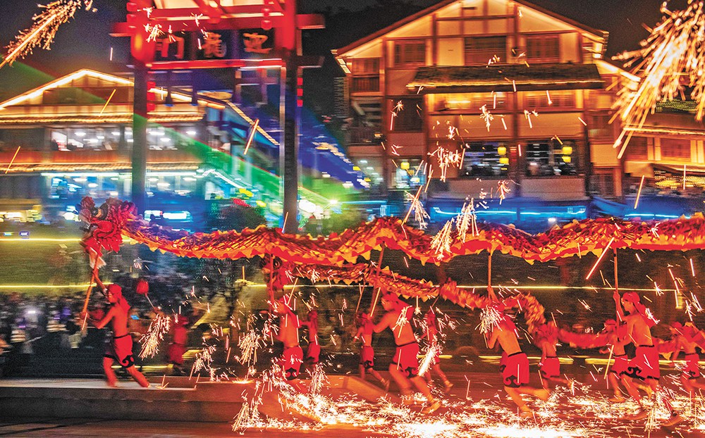 沙坪壩區(qū)磁器口古鎮(zhèn)，火龍?jiān)凇拌F水流星”中閃轉(zhuǎn)騰挪，格外燦爛絢麗。記者 張錦輝 攝/視覺重慶
