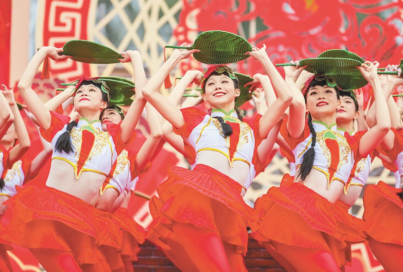 在2023重慶市鄉(xiāng)村村晚大聯(lián)歡活動暨江津區(qū)永興鎮(zhèn)黃莊村村晚活動上，演員們正在表演精彩的歌舞節(jié)目。首席記者 龍帆 攝/視覺重慶