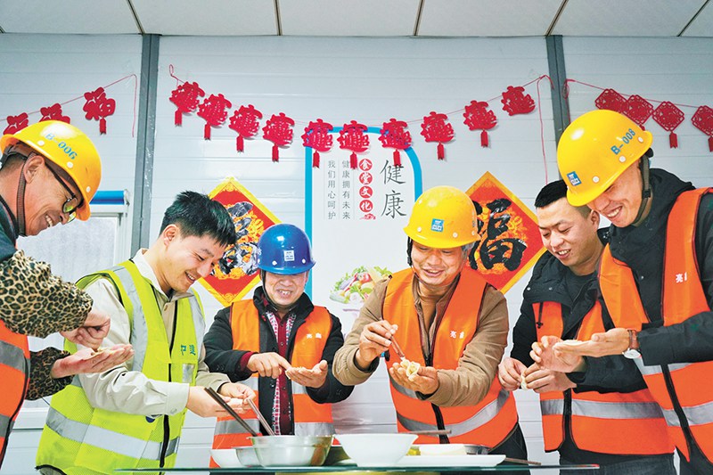 江北區(qū)人民醫(yī)院兩江分院項(xiàng)目部向農(nóng)民工發(fā)放慰問品，舉行包餃子等活動。見習(xí)記者劉旖旎 攝/視覺重慶
