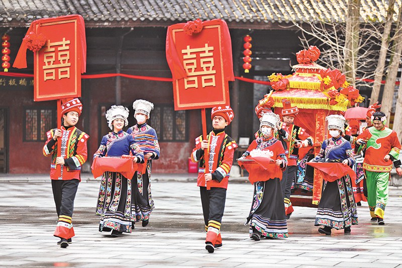 彭水蚩尤九黎城，身著節(jié)日盛裝的苗家阿哥阿妹邀請游客對山歌、跳竹竿舞、體驗(yàn)苗家婚俗。特約攝影 趙勇/視覺重慶