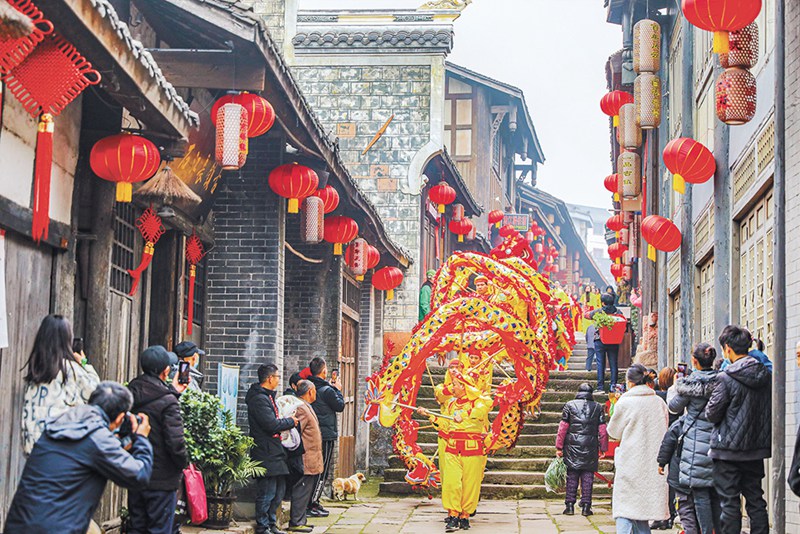 永川區(qū)松溉古鎮(zhèn)，穿行在街巷中的舞龍表演受到群眾的追捧。通訊員 陳科儒 攝/視覺重慶