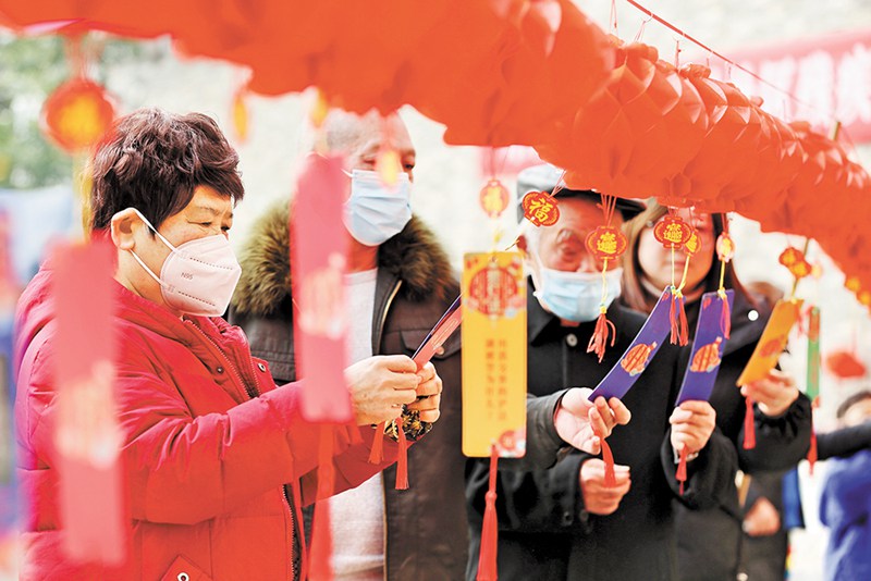 萬盛經(jīng)開區(qū)東林街道鐵路村社區(qū)，居民們參與猜燈謎、套圈等趣味項(xiàng)目，歡度新春佳節(jié)。通訊員 王瀘州 攝/視覺重慶