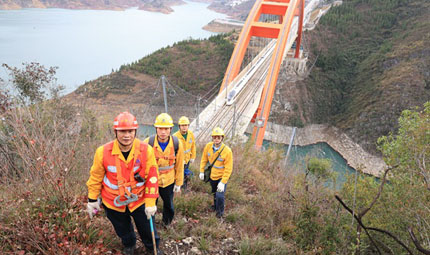                                           陡壁上的“守護(hù)者”                            胡虹 2023年01月27日                              “噠噠噠噠噠噠……”小船轟隆的馬達(dá)聲打破了大寧河的寧靜。呼呼作響的寒風(fēng)，從四面八方往船艙內(nèi)猛烈灌著。坐在船上的趙勇縮了縮脖子，緊了緊領(lǐng)口，依然目不轉(zhuǎn)睛地盯著遠(yuǎn)處的大寧河大橋橋頭，這是他和工友們此行的目的地。大寧河大橋橫跨于巫山小三峽風(fēng)景區(qū)的峽谷之間，是鄭渝高鐵沿線橋梁之一。                【詳細(xì)】                           