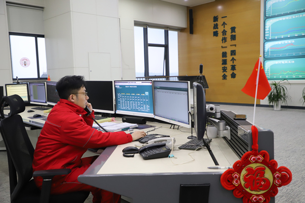 1月26日，國網(wǎng)重慶電力員工在調(diào)度室精確調(diào)度保障節(jié)日期間電網(wǎng)可靠供電。朱芳攝