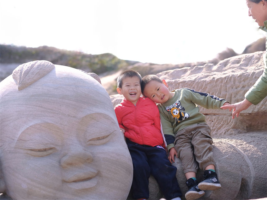 在南濱路大魚海棠公園，孩子們盡享游玩的樂趣。郭旭攝