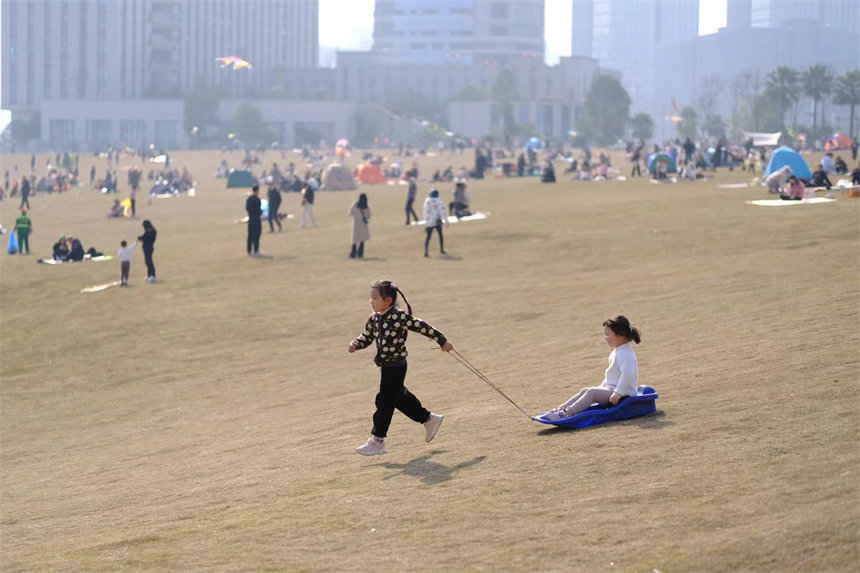 不少市民帶著孩子來(lái)到公園踏青、放風(fēng)箏，享受愜意春光。郭旭攝